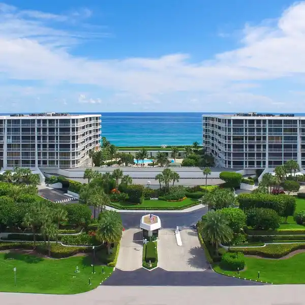 EXPANSIVE VIEWS FROM A LUXURY OCEANFRONT BUILDING