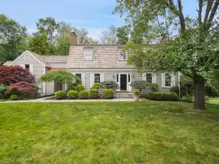 Lovely Colonial Home in Hunt Farm