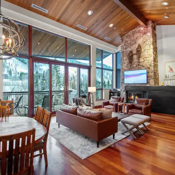 TOP-FLOOR LUXURY CONDO WITH VAIL MOUNTAIN VIEWS