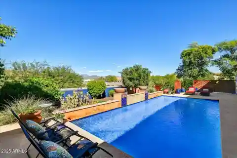 Seamless Indoor-Outdoor Flow with Expansive Windows