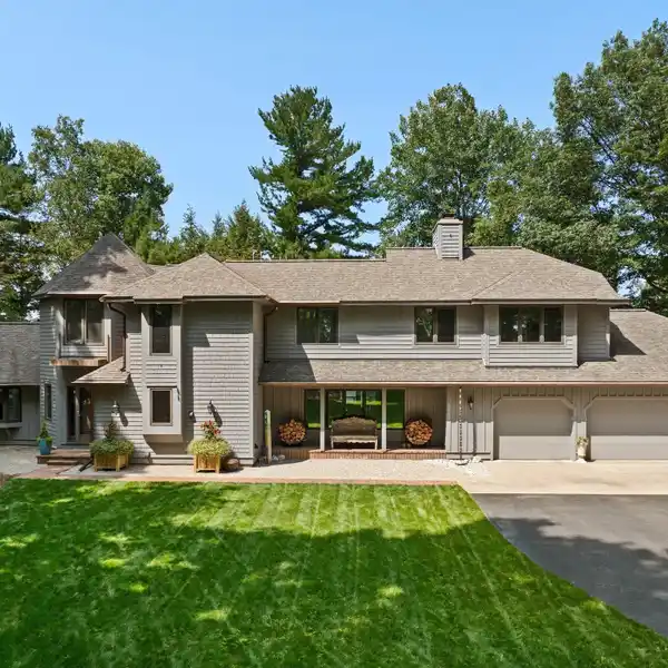 WONDERFUL HOME IN A PRIVATE WATERFRONT GATED GOLF COMMUNITY