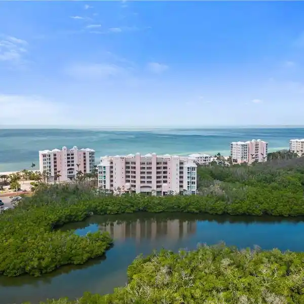 LIGHT-FILLED GULF-VIEW END UNIT