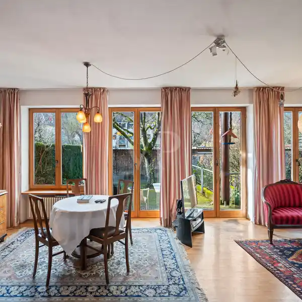 WELL-MAINTAINED HOME IN THE POPULAR HOLBEIN DISTRICT