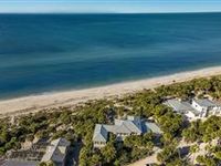 AN EXCLUSIVE GULF-TO-BAY LIFESTYLE