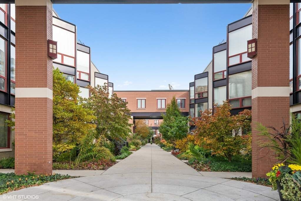 Extra Wide Townhome In Prime West Loop Location 1236 W. Cottage Place