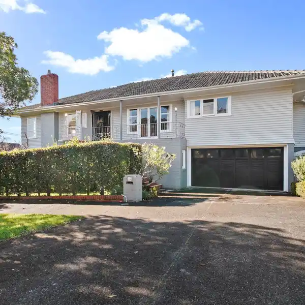 LARGE CLASSIC HOME PERFECT FOR FAMILY LIVING