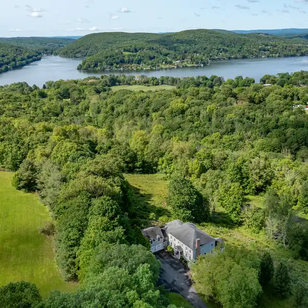 16-ACRE ESTATE WITH STUNNING VIEWS