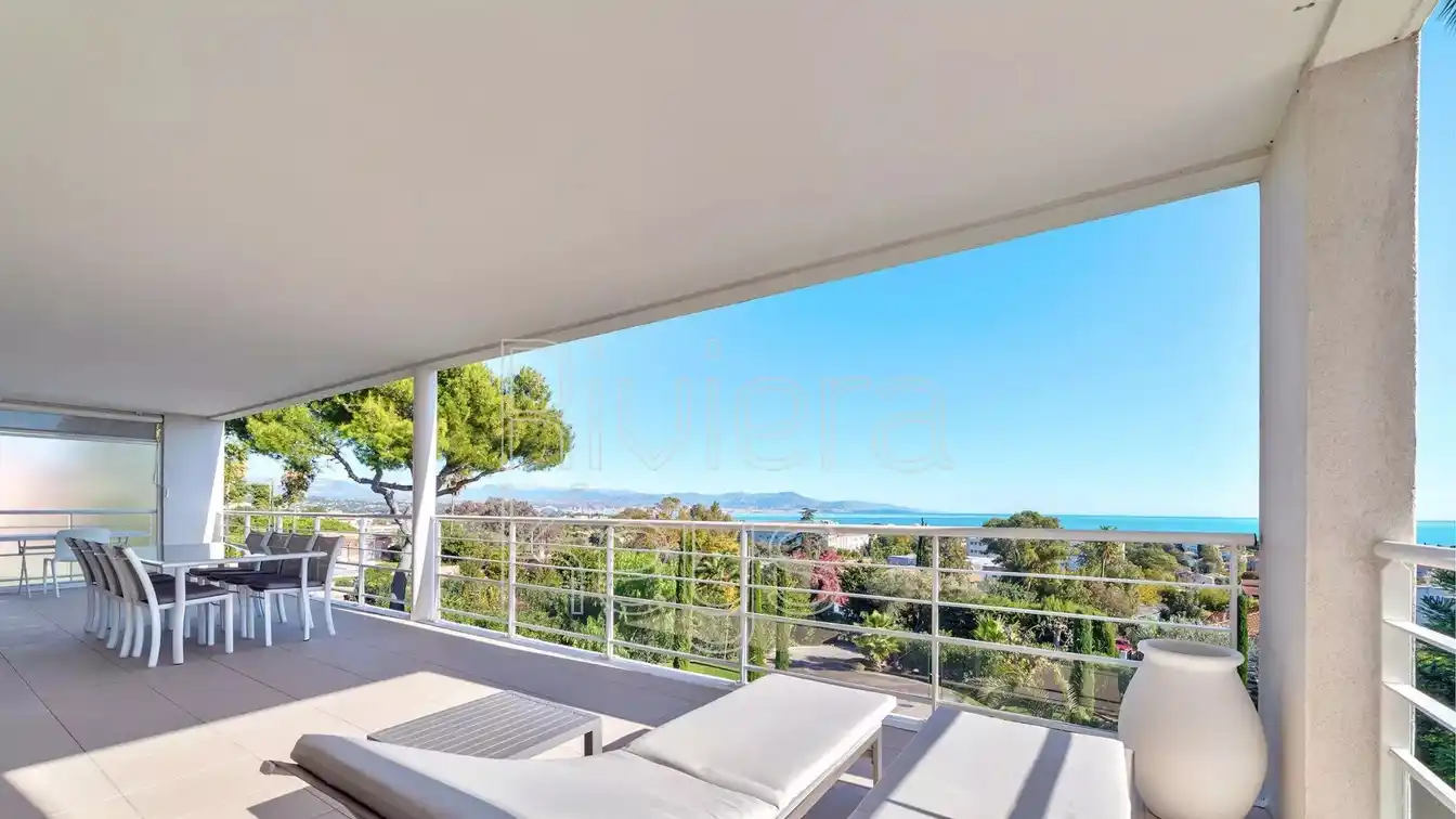 Bright Apartment with Panoramic Sea View