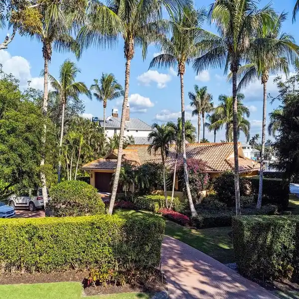 PRIME WATERFRONT PROPERTY IN AQUALANE SHORES