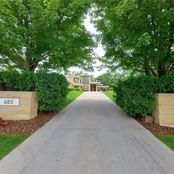 ARTFUL LUXURY HOME IN A GREEN SETTING