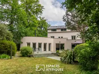 Light-Filled Sanctuary Between City and Nature