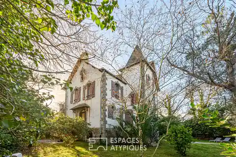 1909 Seaside Charmer with Expansive Garden