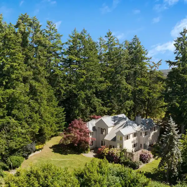 CUSTOM SCANDINAVIAN-INSPIRED HOME