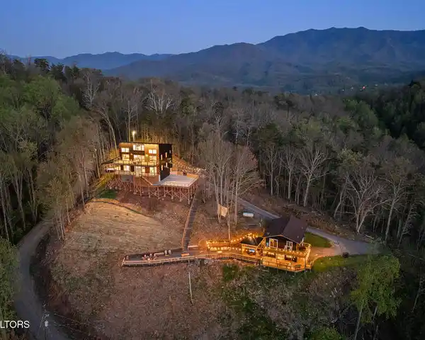 MODERN MOUNTAIN-TOP RETREAT ABOVE GATLINBURG