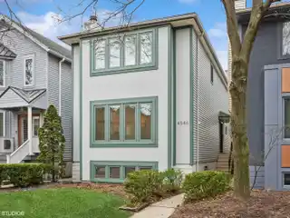 Charming Home in Ravenswood