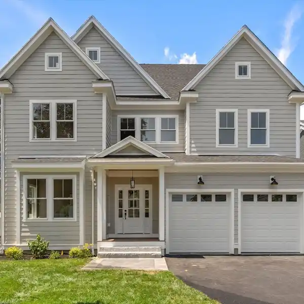 SPACIOUS MODERN LIVING IN CENTRAL AREA