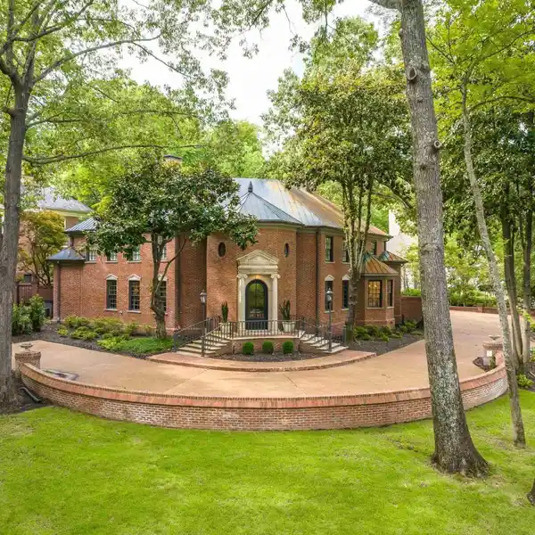 STATEMENT HOME IN THE GARDENS OF RIVER OAKS