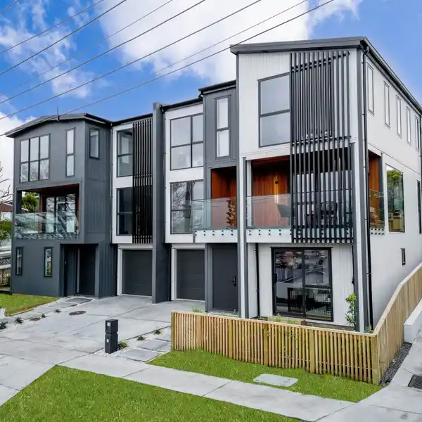 ULTIMATE MODERN LIVING IN BEACHSIDE SUBURBS