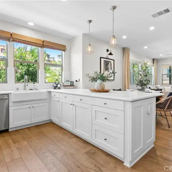 IMPECCABLY DESIGNED RESIDENCE