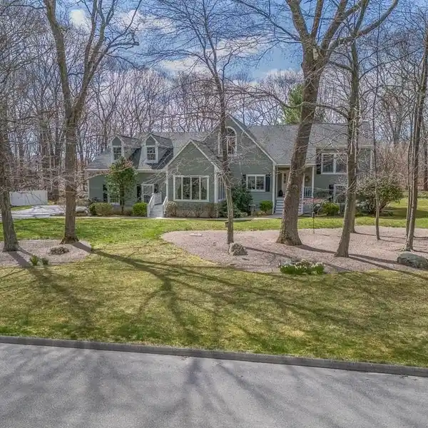 BEAUTIFUL CUSTOM HOME IN DESIRABLE SEA GLEN