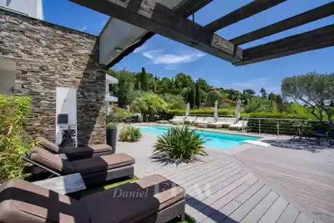 Spacious Luxury Home with Panoramic Sea Views