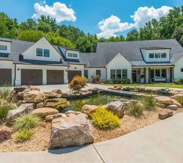 IMMACULATE HOME FULL OF UPGRADES