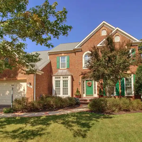 ELEGANT RIVER CREST HOME BACKING SCENIC PARKLAND