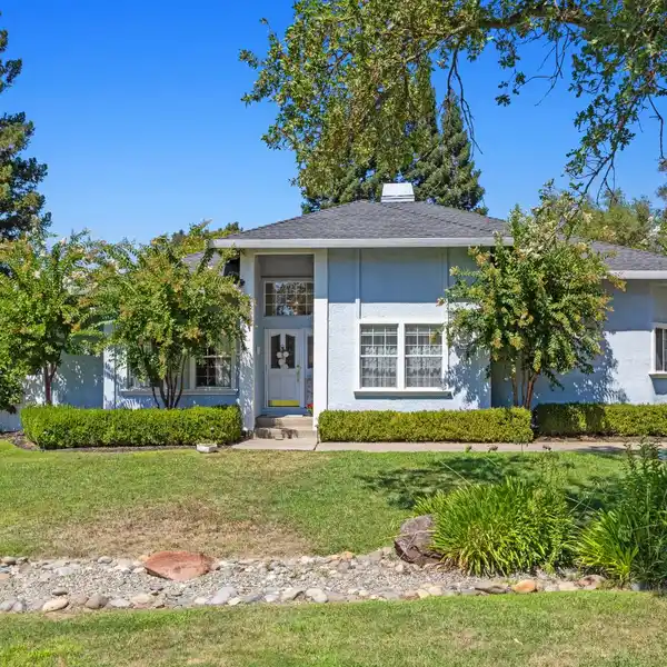 SINGLE-STORY LUXURY HOME NEAR FOLSOM LAKE