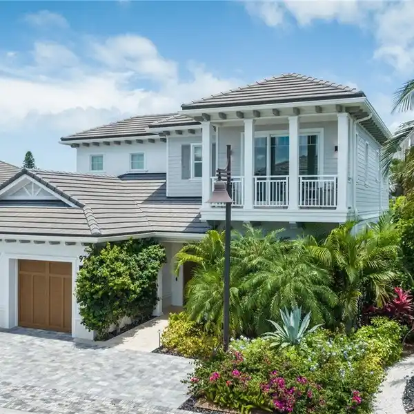 BEAUTIFULLY DETAILED SMART BEACH HOUSE