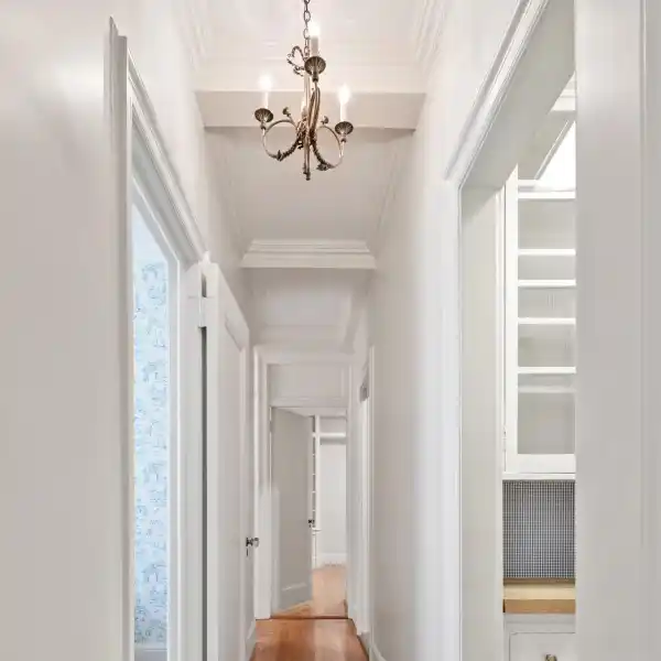 CLASSIC SIX-ROOM HOME IN CARNEGIE HILL