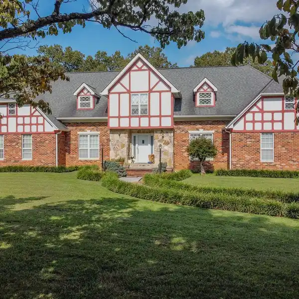 CHARACTER-RICH COUNTRY ESTATE