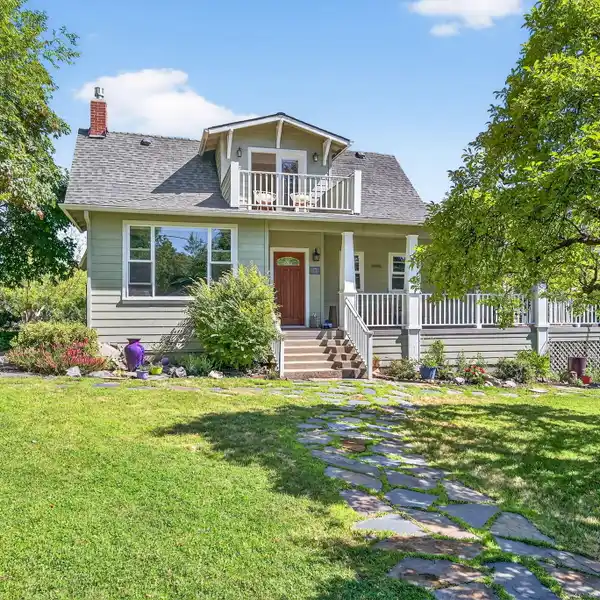AWARD-WINNING HISTORIC HOME WITH GUESTHOUSE