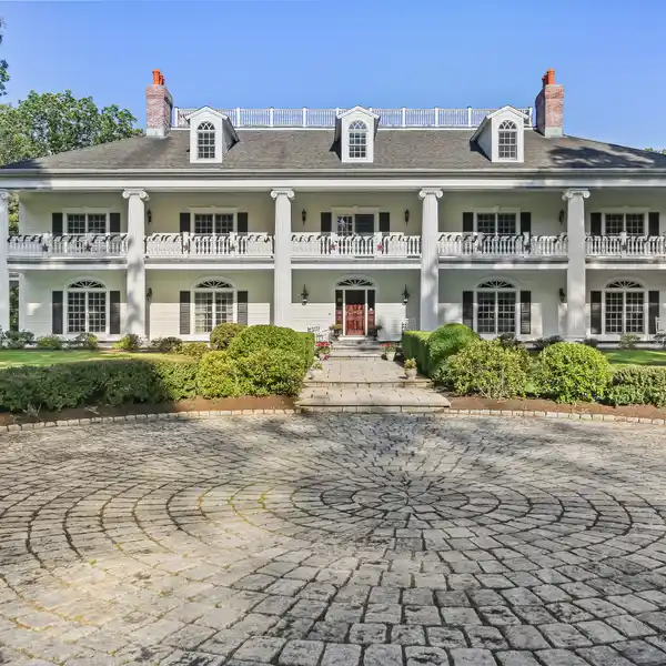 GEORGIAN COLONIAL ESTATE ON 39 PRIVATE ACRES