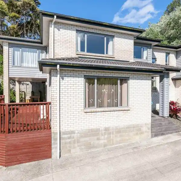 SUNLIT FAMILY HAVEN WITH ELEGANT INDOOR-OUTDOOR FLOW