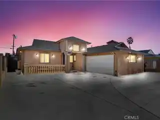 Beautifully Remodeled Retreat with Sparkling Pool