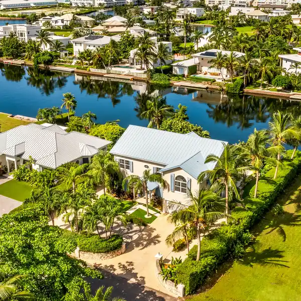 THE ULTIMATE IN CANAL-FRONT LIVING