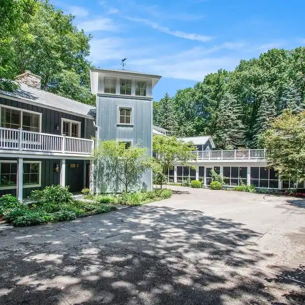 EXCEPTIONAL LAKEFRONT PARADISE