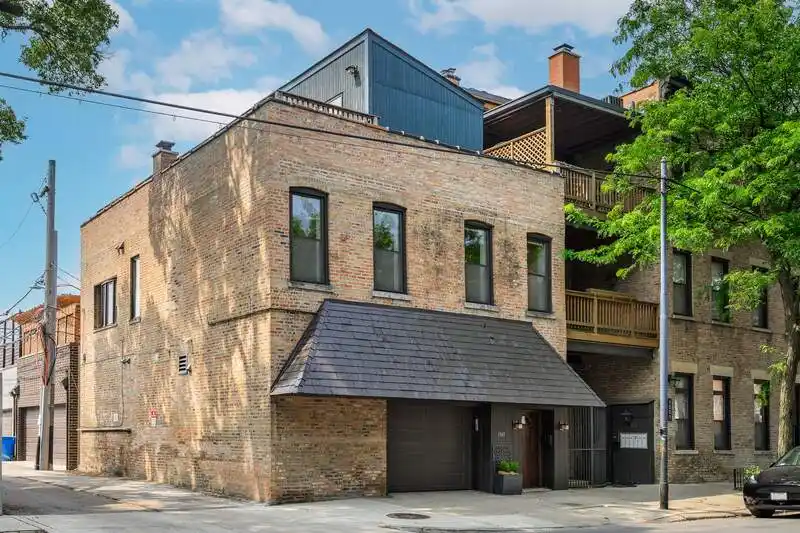 Standalone Townhouse in the Heart of Lincoln Park