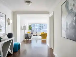 Sophisticated Sunlit Home in Manhattan House
