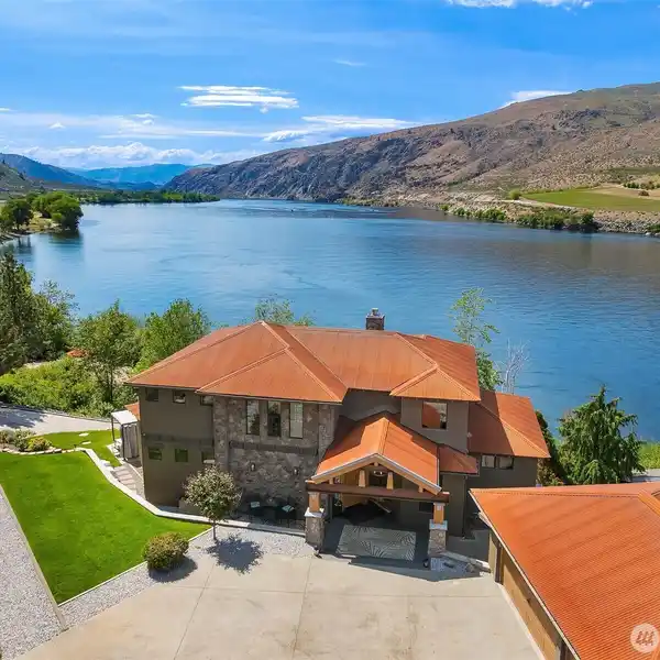 WATERFRONT LIVING IN A UNIQUE COMMUNITY