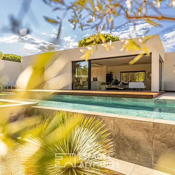 ARCHITECT-DESIGNED VILLA IN THE HEART OF THE VINEYARDS