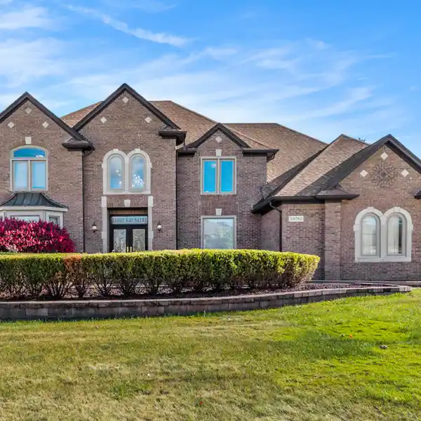 LUXURY COLONIAL IN REGENCY HILLS – IDEAL FOR ENTERTAINING & FAMILY LIVING