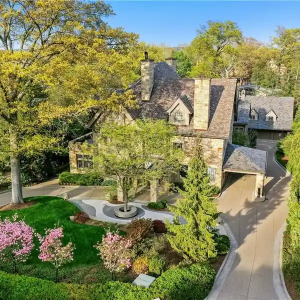 ONCE-IN-A-GENERATION LUXURY RESIDENCE