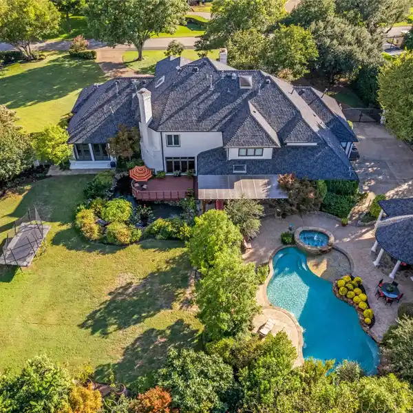 EXTRAORDINARY PRIVATE ESTATE IN A PRESTIGIOUS NEIGHBORHOOD