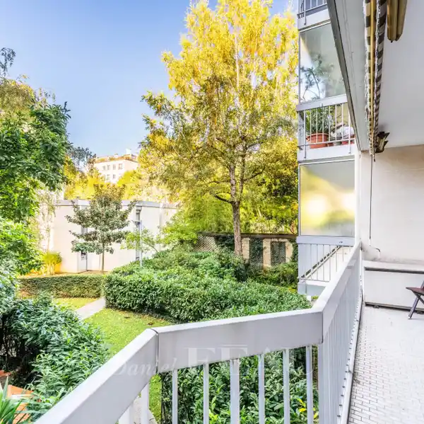 SPACIOUS FAMILY RETREAT WITH LEAFY GARDEN VIEWS