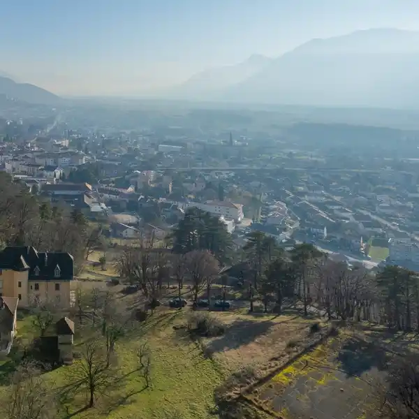 EXPANSIVE ESTATE IN PRIME LOCATION