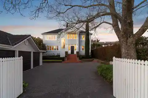 Hamptons-Inspired Coastal Estate with Panoramic Views