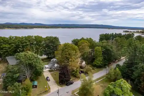 Year-Round Lakeside Living