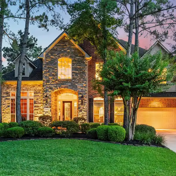 BEAUTIFULLY MAINTAINED HOME IN BANTAM WOODS