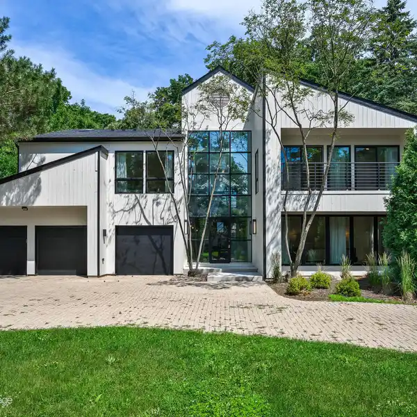 CONTEMPORARY ELEGANCE IN THE HEART OF GLENCOE